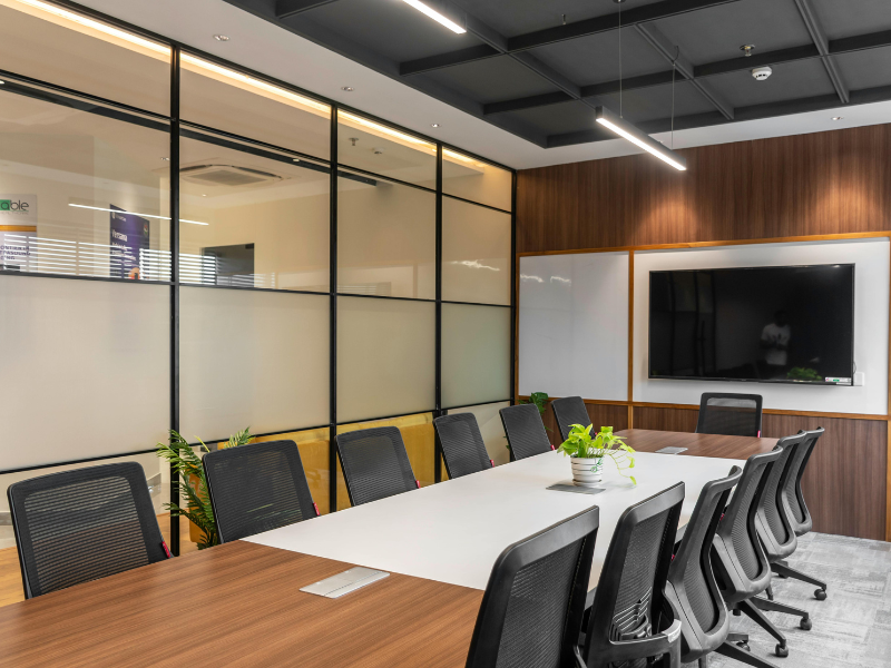 Aménagement salle de réunion avec écran JD REPRO SELOMA CONECTI